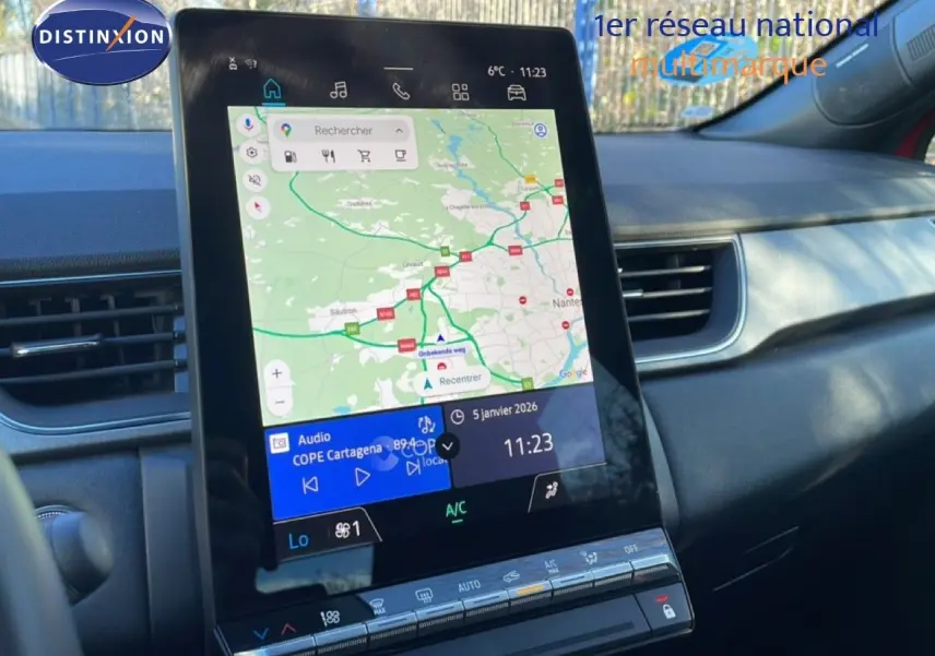 Vue intérieure du tableau de bord du Renault Captur 2025, écran tactile central affichant la navigation GPS.