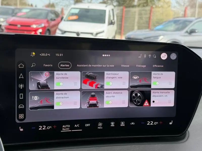 Vue intérieure sur l’écran tactile du tableau de bord de l’Audi Q3 2026, affichant les alertes d’aide à la conduite.