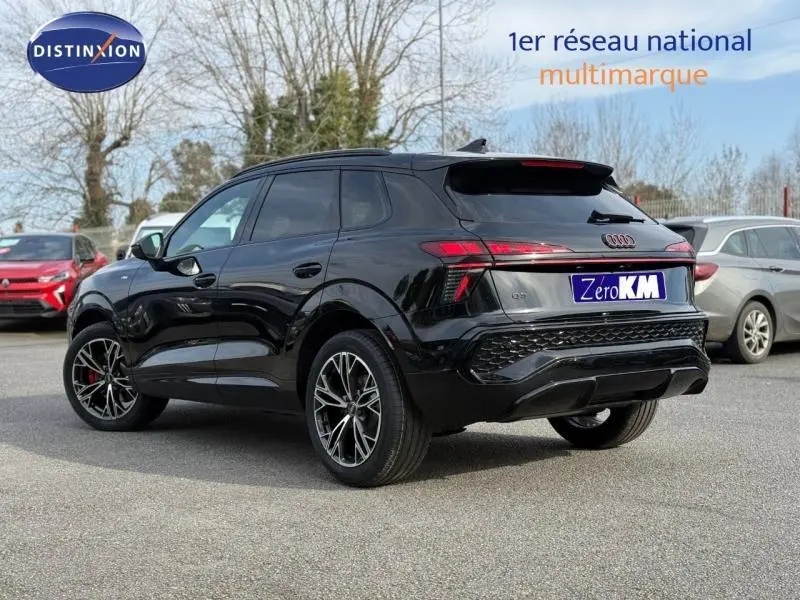 Audi Q3 2026 noir métallisé vue 3/4 arrière droit, avec jantes alliage et feux arrière LED distinctifs.