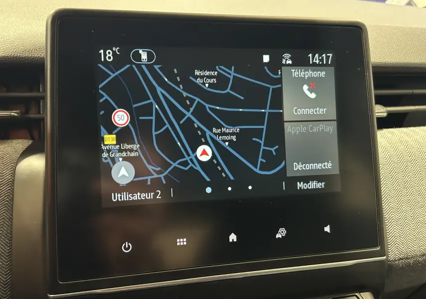 Écran tactile du système de navigation Renault Clio V en mode GPS avec interface téléphone, affichage intérieur.