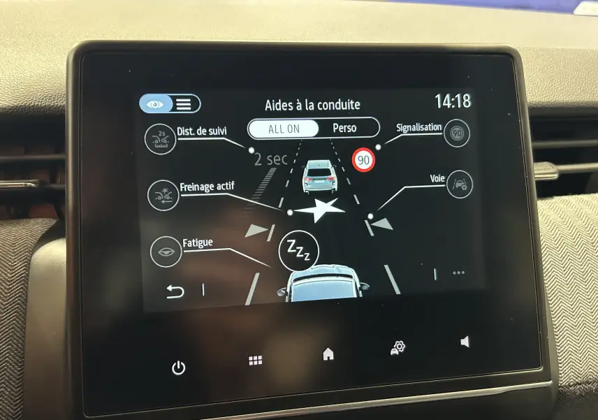 Écran tactile intérieur de la Renault Clio V bleu Iron Metal montrant les aides à la conduite activées.