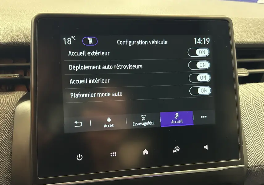 Écran tactile central de la Renault Clio V affichant les réglages de configuration véhicule en mode accueil.