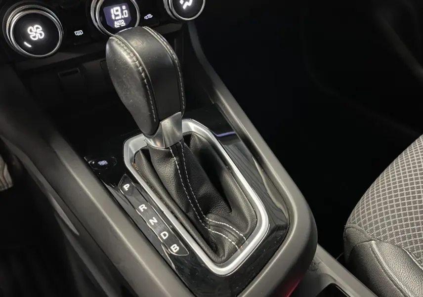 Le levier de vitesses automatique en cuir noir de la Renault Arkana 1.6 E-Tech Hybride, vue rapprochée de la console centrale.