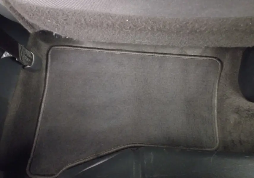 Tapis de sol noir côté conducteur de la Toyota Yaris 1.5 VVT-I HYBRID France Business 2019.