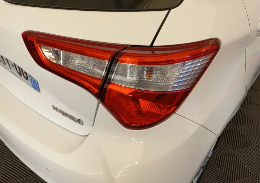 Gros plan sur le feu arrière droit blanc d'une Toyota Yaris 1.5 VVT-I Hybrid France Business de 2019.