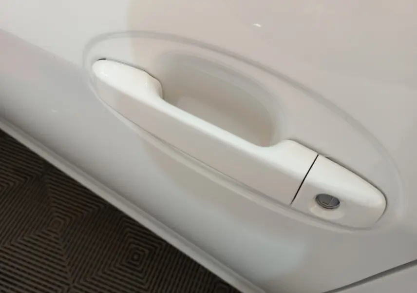 Poignée de porte blanche en gros plan côté gauche d'une Toyota Yaris hybride 2019 France Business.