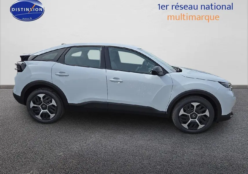 Vue de profil côté gauche d'une Citroën C4 blanc okenite avec jantes 18 pouces et coques de rétroviseurs noires.