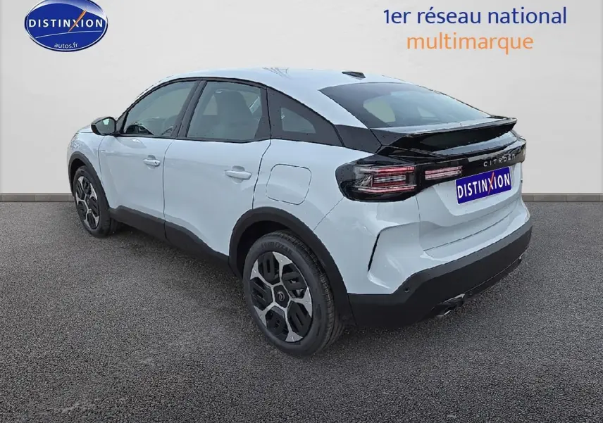 Vue 3/4 arrière droite d'une Citroën C4 blanche Okenite avec jantes 18 pouces et feux arrière LED distinctifs.