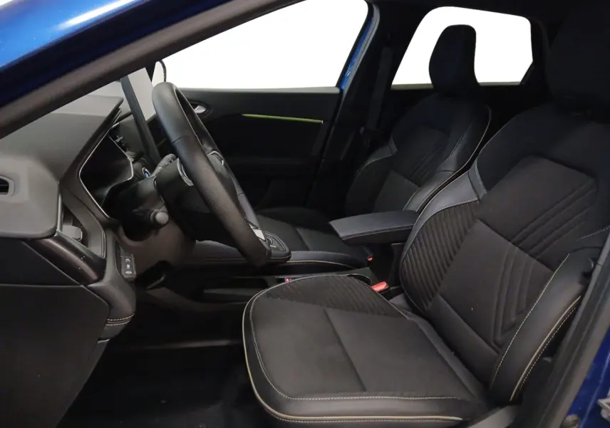 Vue intérieure côté conducteur du Renault Symbioz E-Tech Full Hybrid 145 Iconic 2025 en bleu Iron, sièges noirs avec surpiqûres contrastées.