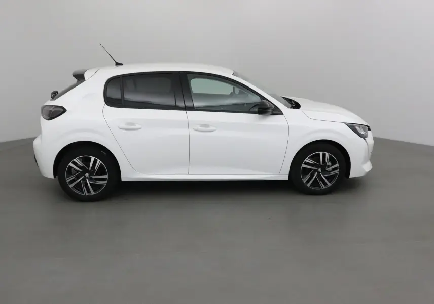Profil côté droit d'une Peugeot 208 blanche 2024 avec jantes alliage noires et vitres teintées.
