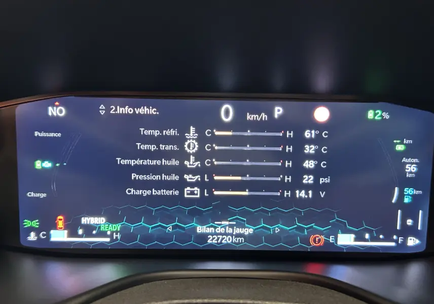 Tableau de bord numérique du Jeep Compass Limited gris, affichant les infos moteur et batterie en mode hybride.