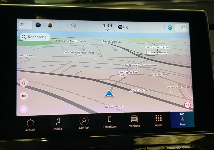 Écran tactile du système de navigation du Jeep Compass gris 2021, affichant une carte routière détaillée.