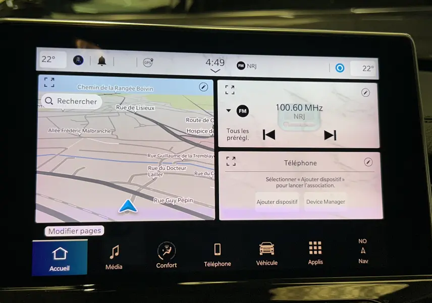 Écran tactile du système multimédia du Jeep Compass gris 2021 affichant GPS, radio NRJ et options téléphone.