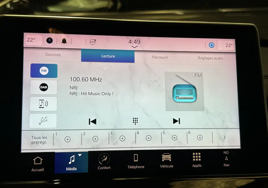 Écran tactile multimédia du Jeep Compass Limited gris 2021 affichant la radio FM NRJ à 100,6 MHz.