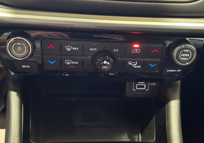 Panneau de commande de climatisation et audio du Jeep Compass gris 2021, avec boutons tactiles et molette centrale.