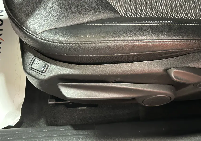 Gros plan sur le siège avant en cuir noir du Jeep Compass Limited 2021, avec commande de réglage visible sur le côté.