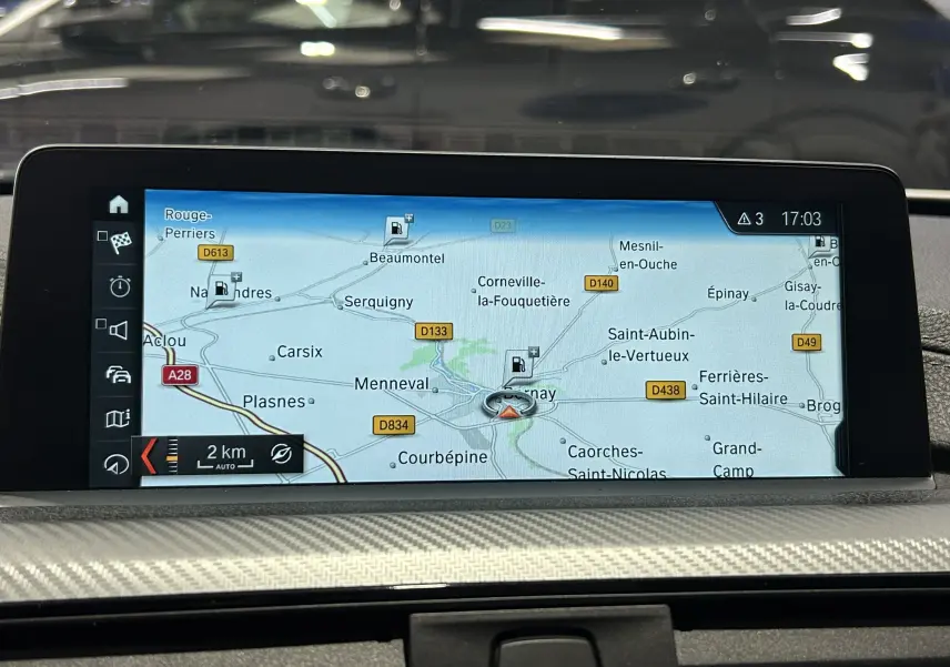 Écran GPS de la BMW Série 3 320i 2018 affichant une carte routière détaillée en intérieur du véhicule.