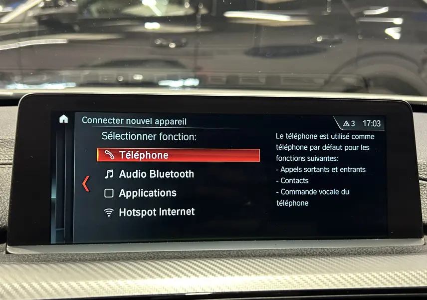 Écran central de la BMW Série 3 320i blanc 2018 affichant le menu de connexion Bluetooth avec options téléphone et applications.