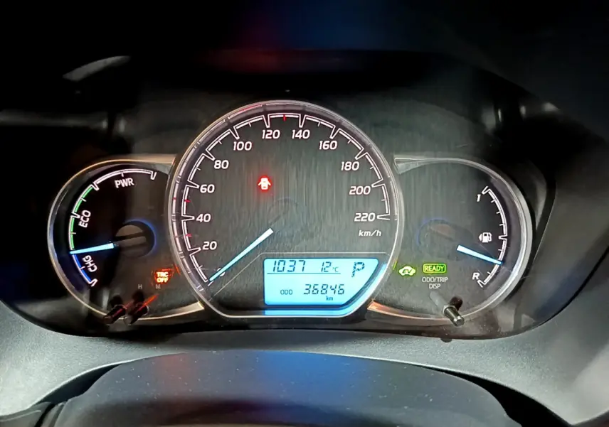 Tableau de bord de Toyota Yaris 1.5 Hybride 2020, affichage numérique et compteurs analogiques éclairés.