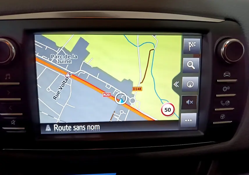 Écran tactile central affichant la navigation 3D de la Toyota Yaris hybride 2020, vue intérieure du tableau de bord.