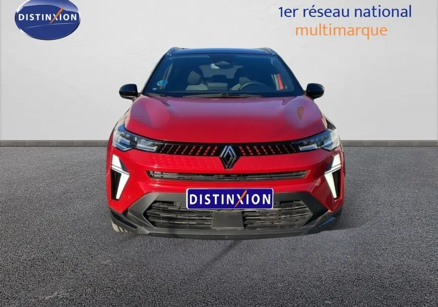 Vue de face du Renault Captur rouge Désir métal avec toit noir, mettant en valeur ses feux LED et sa calandre distinctive.