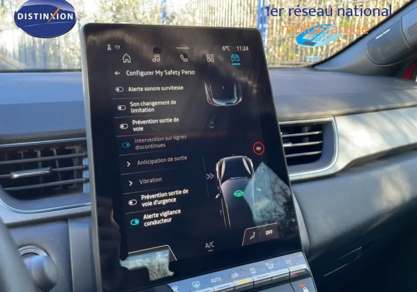 Écran tactile central du tableau de bord du Renault Captur 2025, affichant les options d'aide à la conduite.