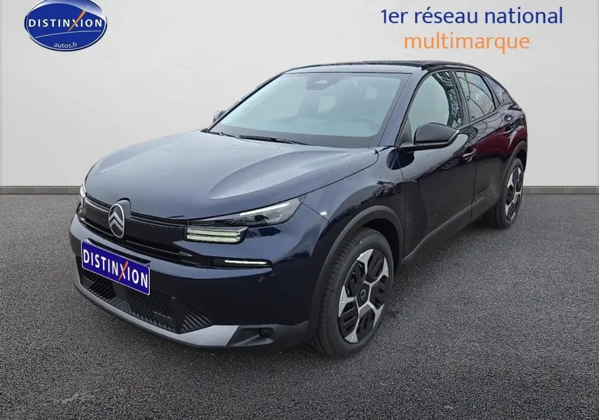 Vue 3/4 avant droite d'une Citroën C4 noire métal avec jantes alliage et rétroviseurs noirs brillants.