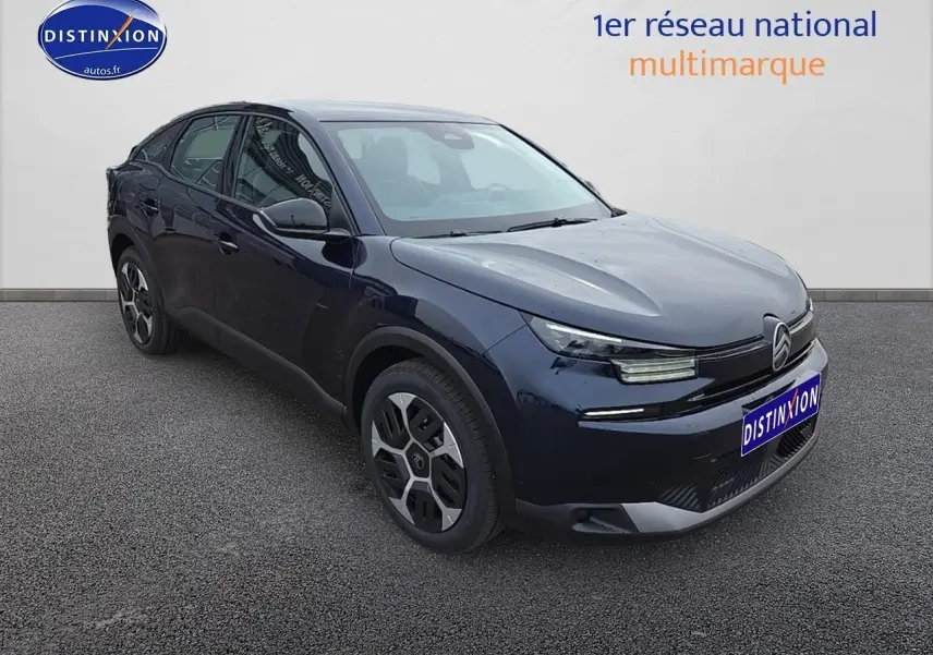 Citroën C4 hybride noire métal vue 3/4 avant avec jantes alliage et rétroviseurs noirs brillants.