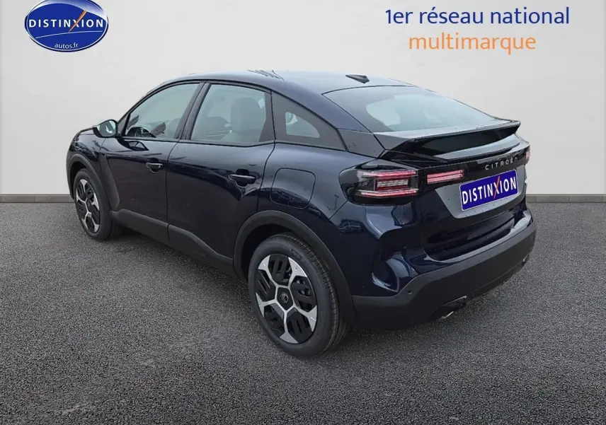 Vue 3/4 arrière droite d'une Citroën C4 noire métal avec jantes alliage et feux arrière LED distinctifs.