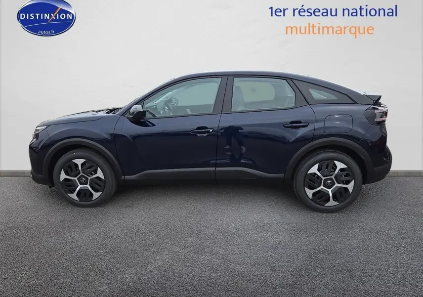 Profil côté gauche d'une Citroën C4 hybride 2025 noir métal avec jantes alliage 18 pouces et rétroviseurs noirs brillants.