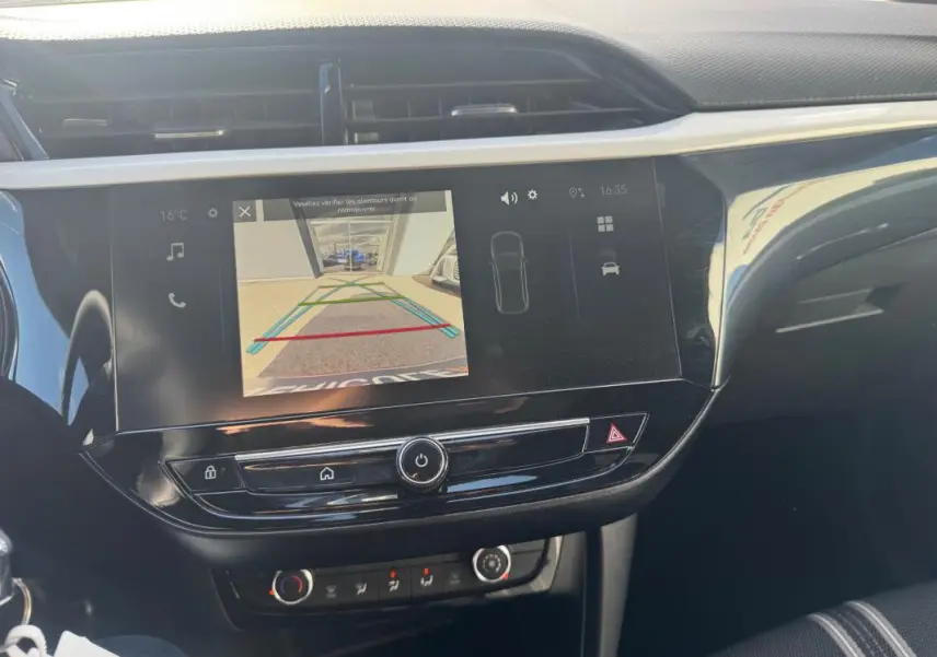 Vue rapprochée de l’écran central tactile de l’Opel Corsa 2025 montrant la caméra de recul en fonctionnement.