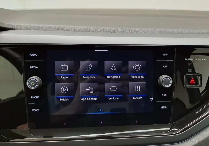 Écran tactile central du tableau de bord de la Volkswagen Polo Bleu Récif, affichant les options multimédia et navigation.