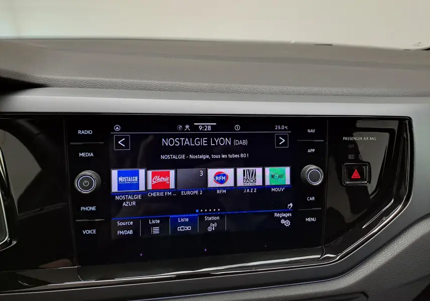 Écran tactile central du tableau de bord de la Volkswagen Polo 2025 affichant la radio numérique avec interface moderne.