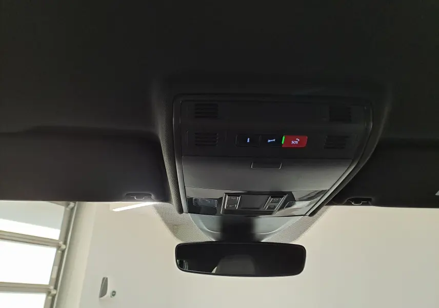 Vue intérieure du plafonnier avec commandes d’éclairage et bouton SOS dans un Volkswagen Polo Bleu Récif 2025.