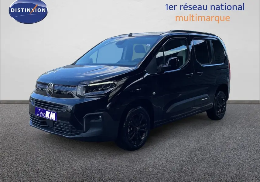 Vue 3/4 avant d’un Citroën Berlingo noir Perla Nera métallisé avec jantes noires et calandre moderne.