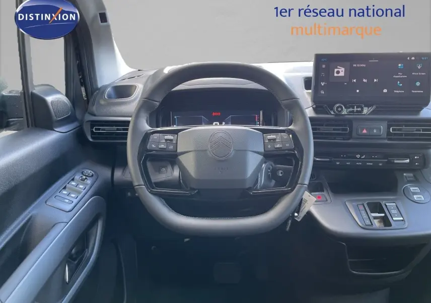 Vue frontale de l'intérieur noir du Citroën Berlingo 2026, volant cuir multifonction et écran tactile central.