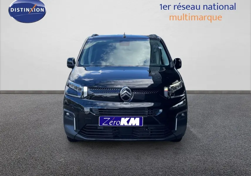 Vue avant d'un Citroën Berlingo noir Perla Nera métal avec calandre moderne et phares LED allumés.