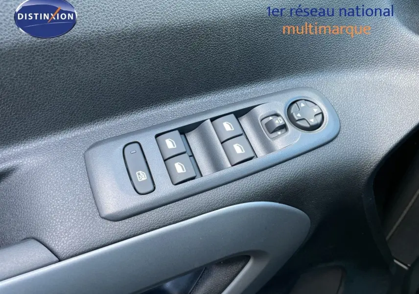Panneau de commandes des vitres et rétroviseurs côté gauche intérieur d’un Citroën Berlingo noir Perla Nera 2026.