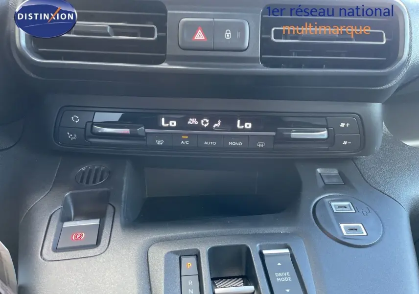 Vue rapprochée de la console centrale du Citroën Berlingo 2026 noir, montrant la climatisation digitale et la commande de boîte auto.
