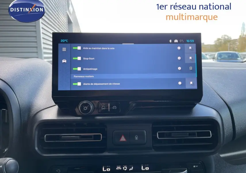 Vue intérieure centrée sur l'écran tactile et la console centrale du Citroën Berlingo noir Perla Nera 2026.