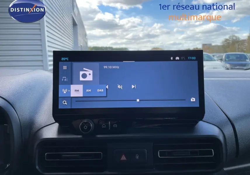 Écran tactile central allumé sur tableau de bord noir d’un Citroën Berlingo 2026, vue intérieure avant.