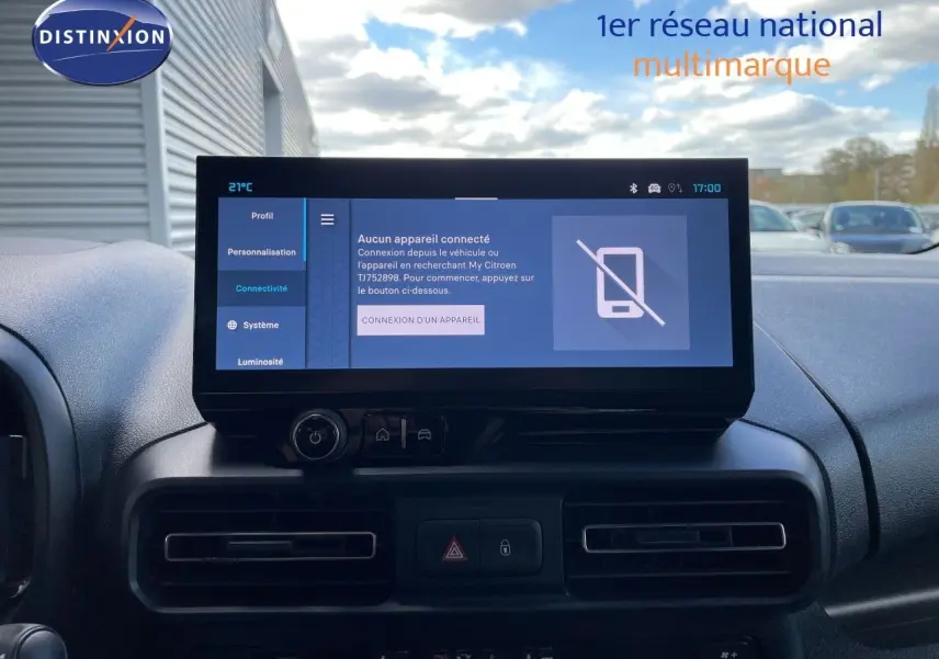 Écran tactile central du tableau de bord du Citroën Berlingo 2026, affichant le menu de connectivité.