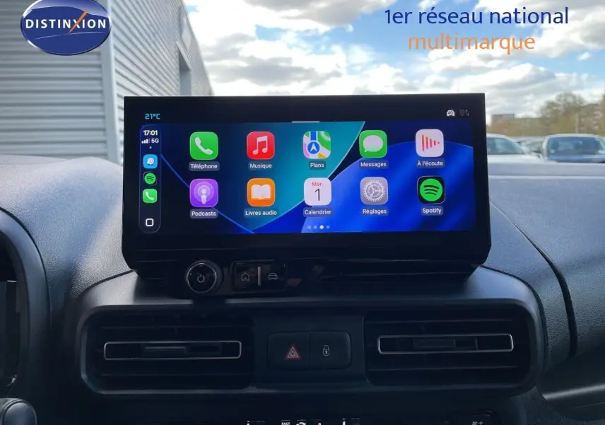 Vue rapprochée du tableau de bord noir du Citroën Berlingo 2026 avec écran tactile affichant des applications connectées.