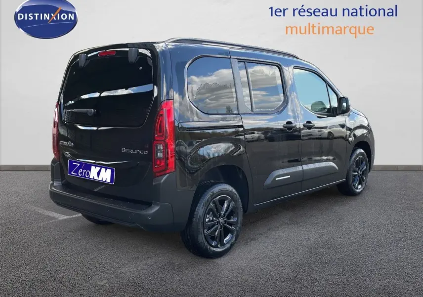 Vue 3/4 arrière droite du Citroën Berlingo noir Perla Nera avec vitres teintées et jantes noires brillantes.