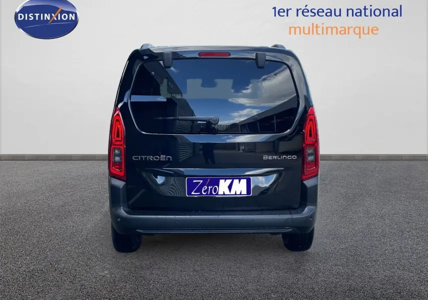 Vue arrière d'un Citroën Berlingo noir Perla Nera Metal avec feux LED et vitre arrière teintée.