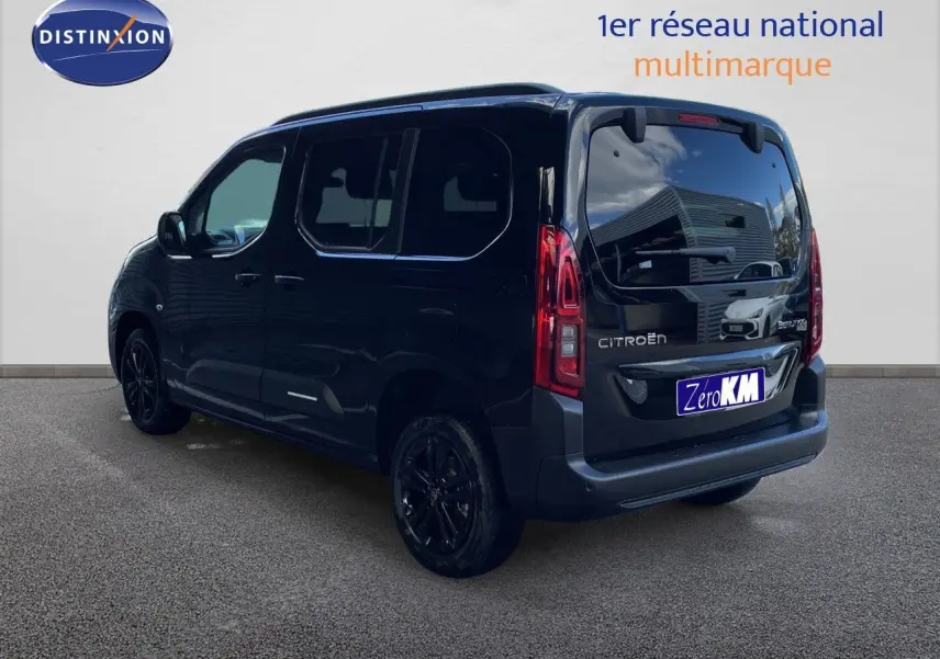 Vue 3/4 arrière droite d’un Citroën Berlingo noir Perla Nera métal avec vitres teintées et jantes noires.