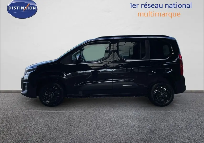 Profil droit du Citroën Berlingo noir Perla Nera avec jantes noires et vitres teintées, vue extérieure sur fond clair.