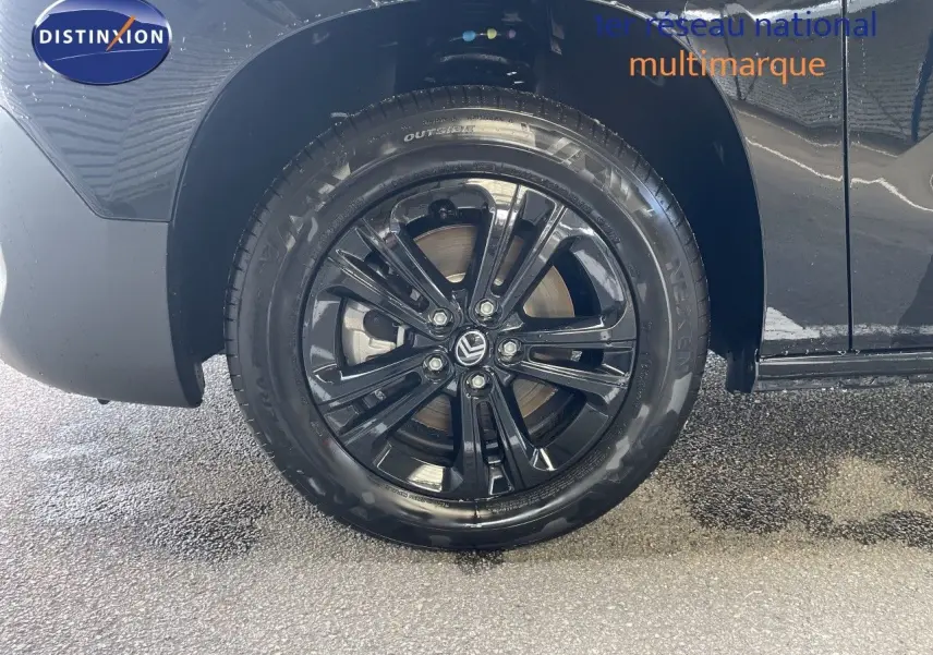 Gros plan sur la roue arrière droite noire brillante d'un Citroën Berlingo 2026 noir Perla Nera Metal.