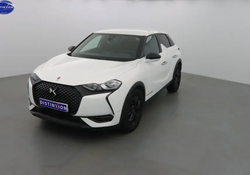 DS3 Crossback blanc banquise vu en 3/4 avant droit, avec calandre noire et jantes noires distinctives.