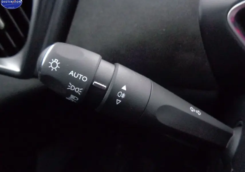 Gros plan sur la commande des feux automatique et antibrouillard à gauche du volant d'une DS3 Crossback blanc banquise.